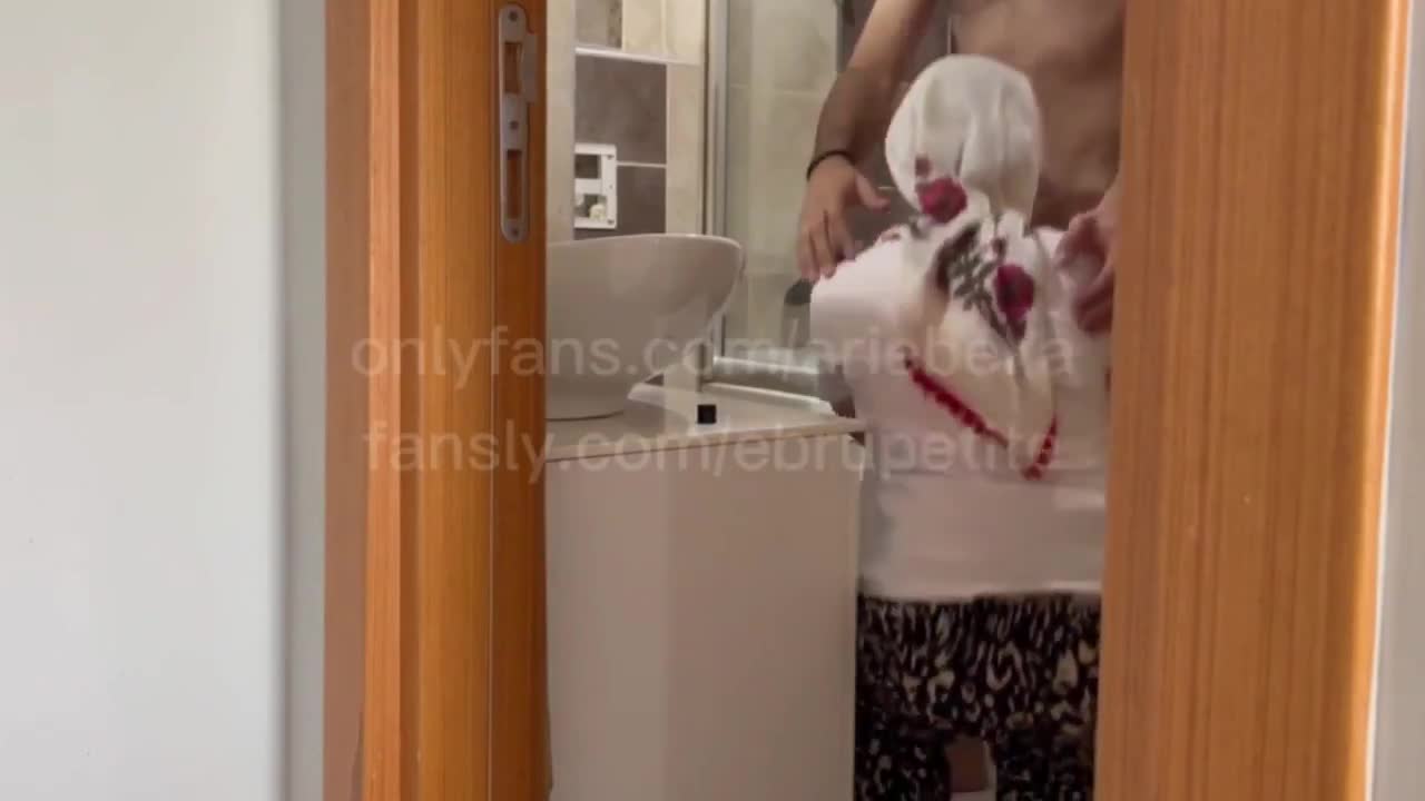 Ariebella İfşa - Kırmızı Bone ile Kas Oksurarak Seksi Dans